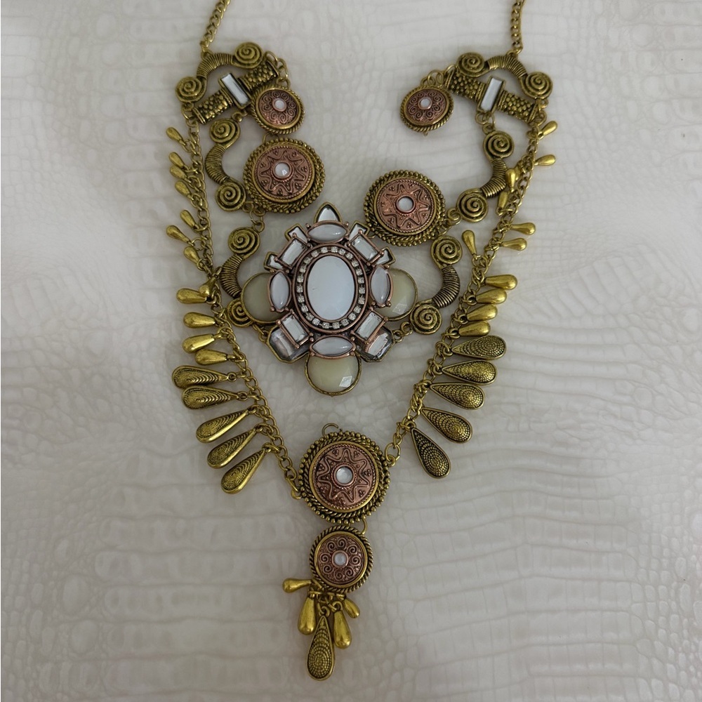 Elegant Gold and Pink Statement Necklace